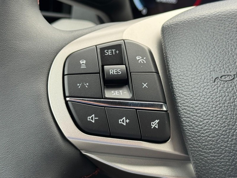 Ford Explorer Vehicle Full-screen Gallery Image 11