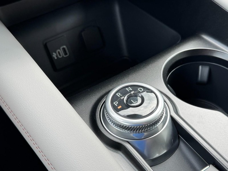 Ford Explorer Vehicle Full-screen Gallery Image 13