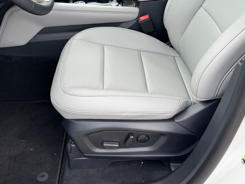 Ford Explorer Vehicle Full-screen Gallery Image 17