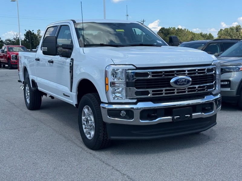Ford Super Duty F-250 SRW Vehicle Full-screen Gallery Image 2