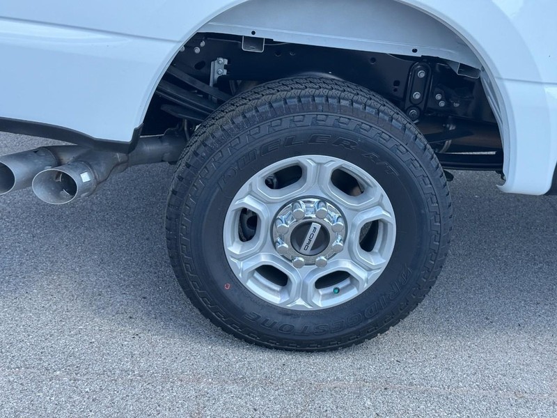 Ford Super Duty F-250 SRW Vehicle Full-screen Gallery Image 4