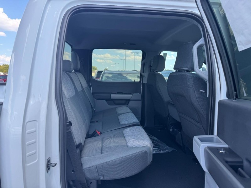Ford Super Duty F-250 SRW Vehicle Full-screen Gallery Image 5