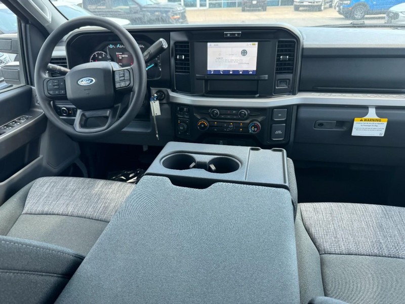Ford Super Duty F-250 SRW Vehicle Full-screen Gallery Image 6