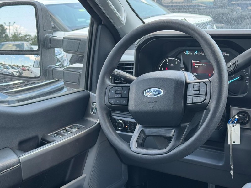 Ford Super Duty F-250 SRW Vehicle Full-screen Gallery Image 7