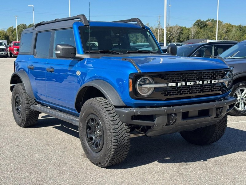 Ford Bronco Vehicle Full-screen Gallery Image 2