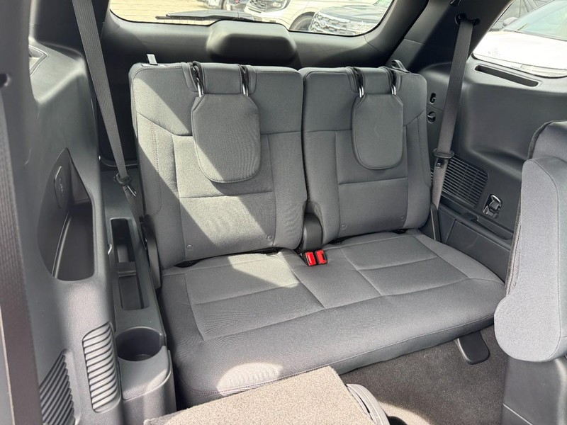 Ford Explorer Vehicle Full-screen Gallery Image 6