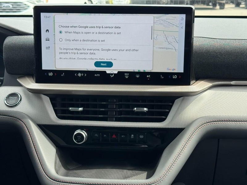 Ford Explorer Vehicle Full-screen Gallery Image 9