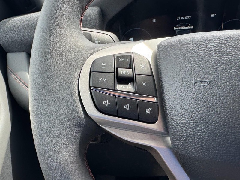Ford Explorer Vehicle Full-screen Gallery Image 11