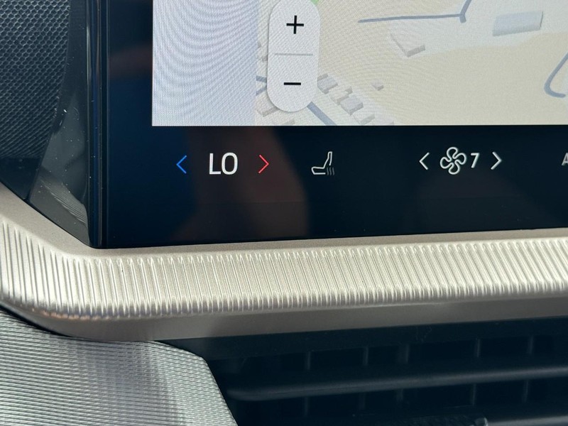 Ford Explorer Vehicle Full-screen Gallery Image 13