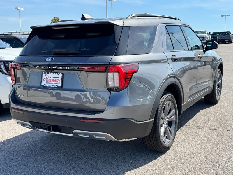 Ford Explorer Vehicle Full-screen Gallery Image 3