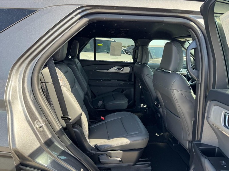 Ford Explorer Vehicle Full-screen Gallery Image 5