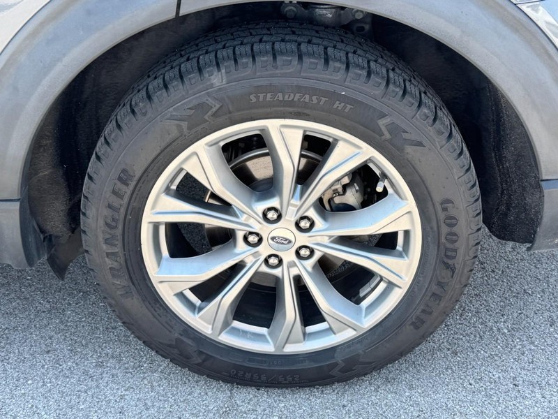 Ford Explorer Vehicle Full-screen Gallery Image 7