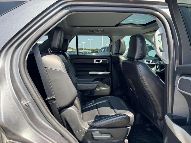 Ford Explorer Vehicle Full-screen Gallery Image 10
