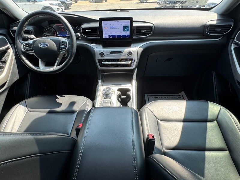 Ford Explorer Vehicle Full-screen Gallery Image 12