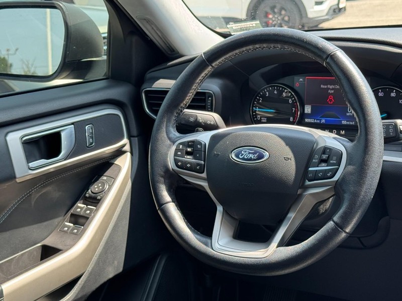 Ford Explorer Vehicle Full-screen Gallery Image 13