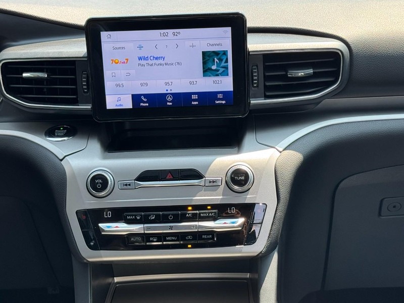 Ford Explorer Vehicle Full-screen Gallery Image 14