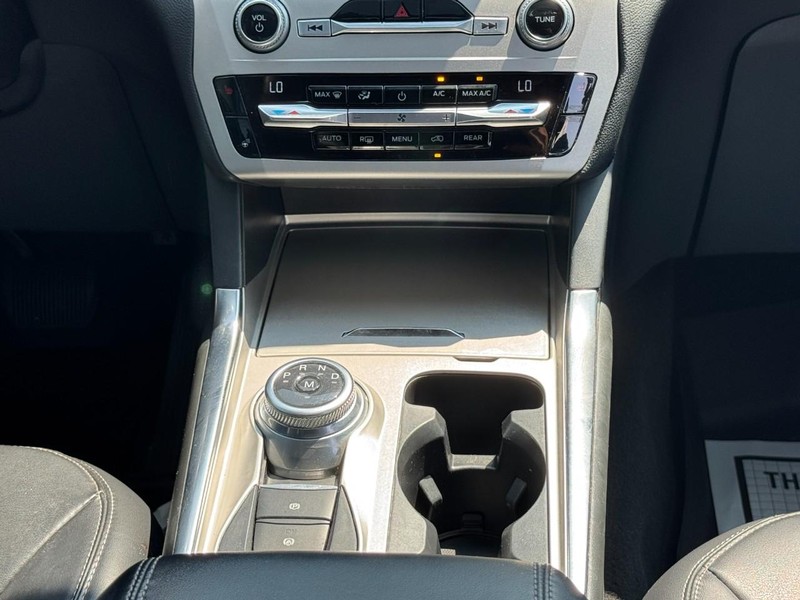 Ford Explorer Vehicle Full-screen Gallery Image 15