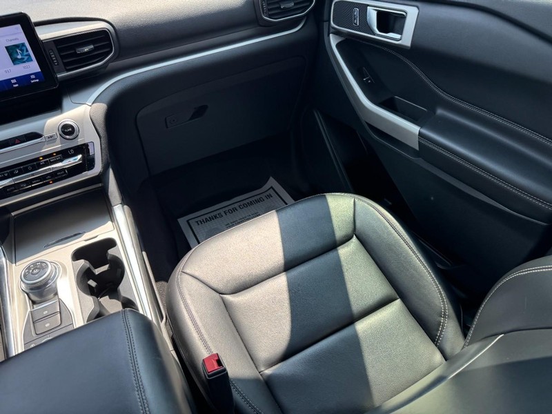 Ford Explorer Vehicle Full-screen Gallery Image 16