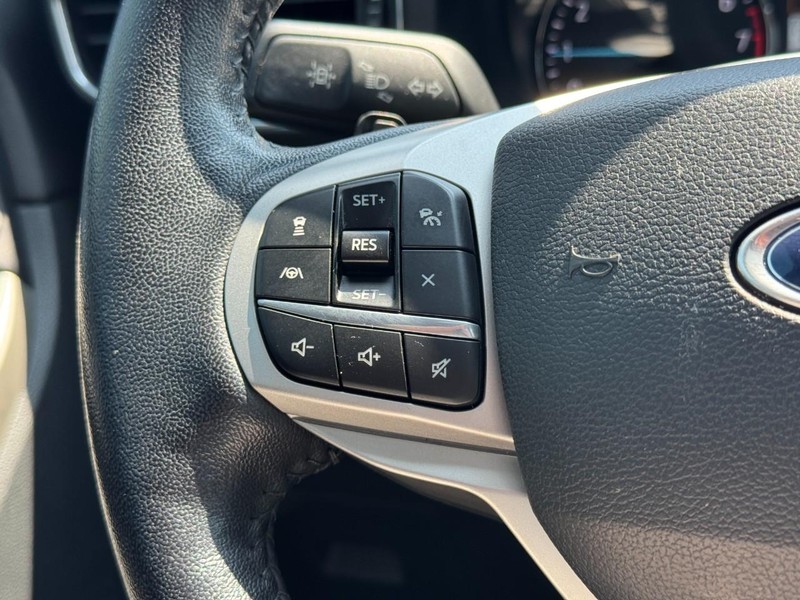 Ford Explorer Vehicle Full-screen Gallery Image 17