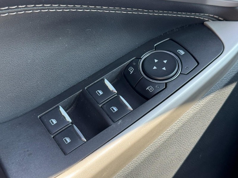 Ford Explorer Vehicle Full-screen Gallery Image 23