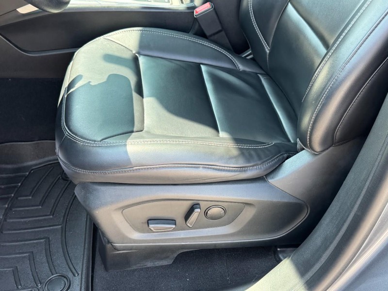 Ford Explorer Vehicle Full-screen Gallery Image 24