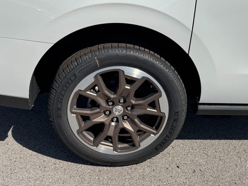 Ford Expedition Max Vehicle Full-screen Gallery Image 4