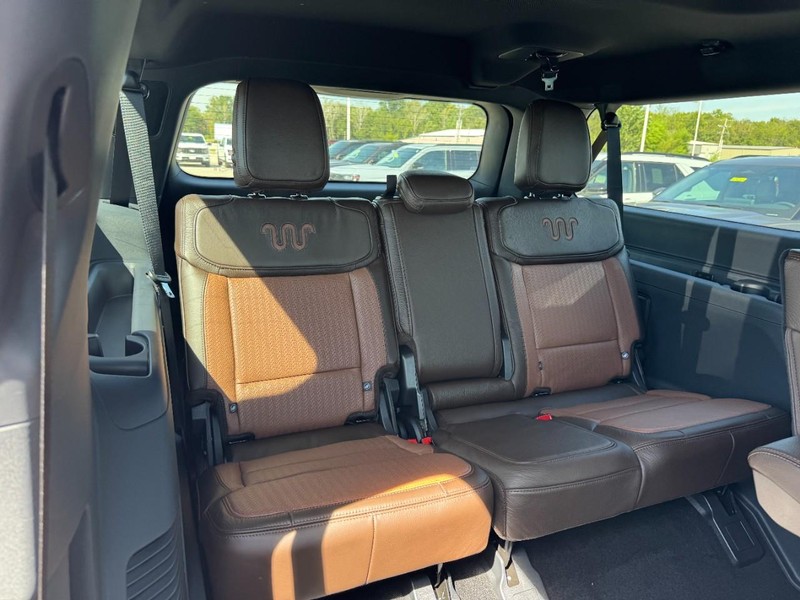 Ford Expedition Max Vehicle Full-screen Gallery Image 6