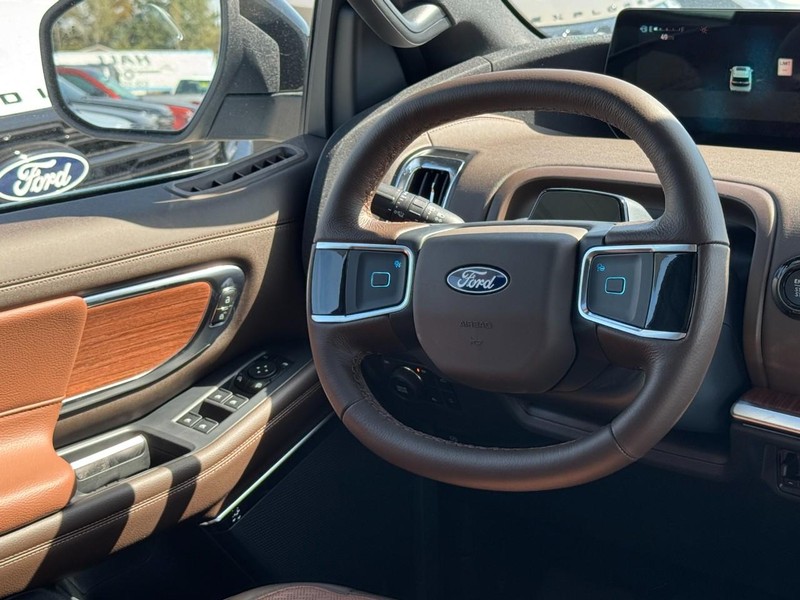 Ford Expedition Max Vehicle Full-screen Gallery Image 8