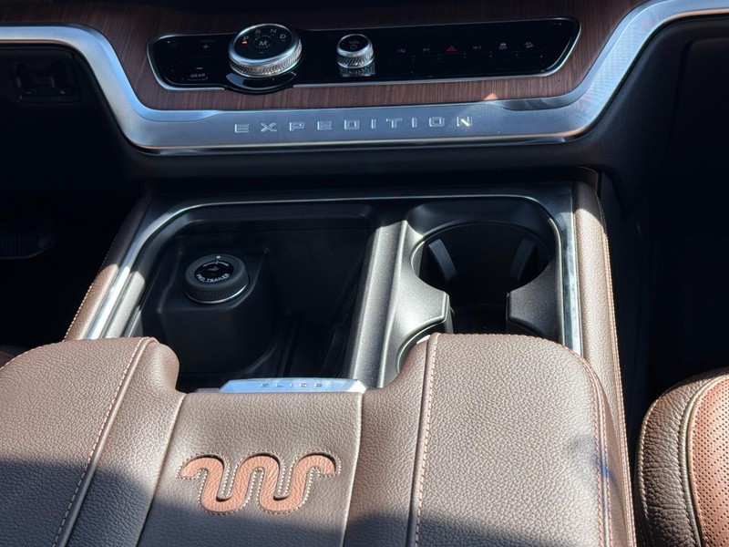 Ford Expedition Max Vehicle Full-screen Gallery Image 10