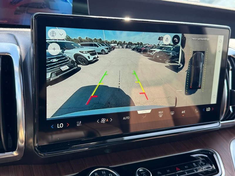 Ford Expedition Max Vehicle Full-screen Gallery Image 17