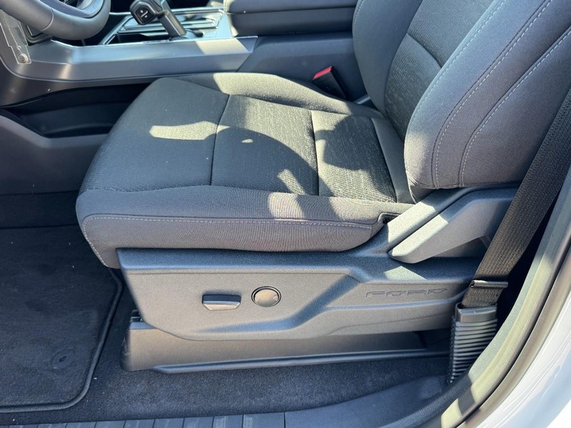 Ford F-150 Vehicle Full-screen Gallery Image 15