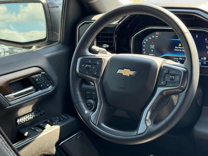 Chevrolet Silverado 1500 Vehicle Full-screen Gallery Image 12