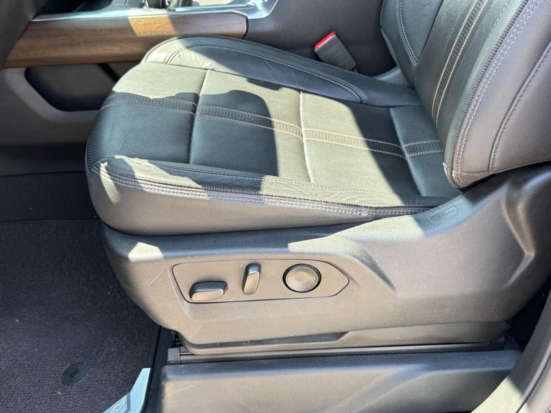 Chevrolet Silverado 1500 Vehicle Full-screen Gallery Image 24