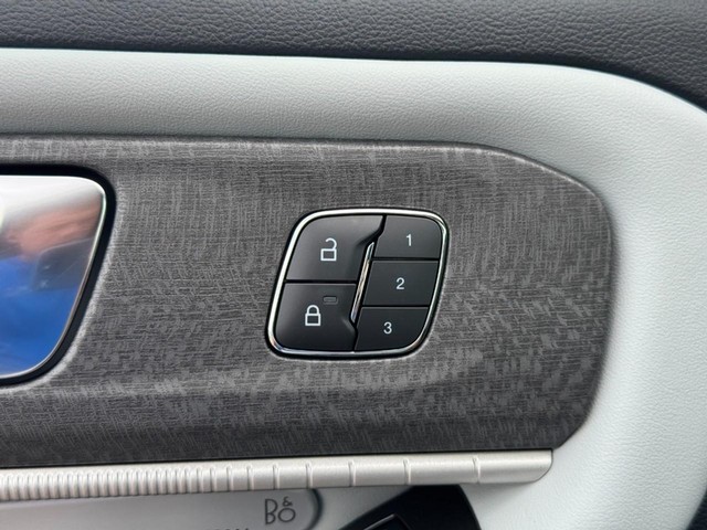 Ford Explorer Vehicle Image 11
