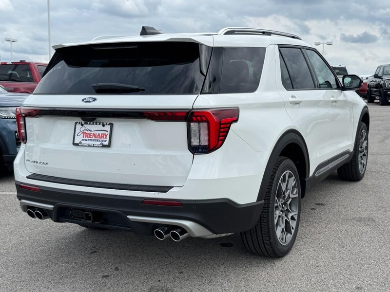 Ford Explorer Vehicle Full-screen Gallery Image 3