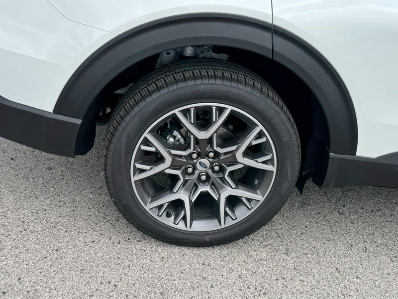 Ford Explorer Vehicle Full-screen Gallery Image 4