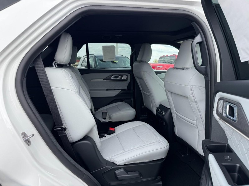 Ford Explorer Vehicle Full-screen Gallery Image 5
