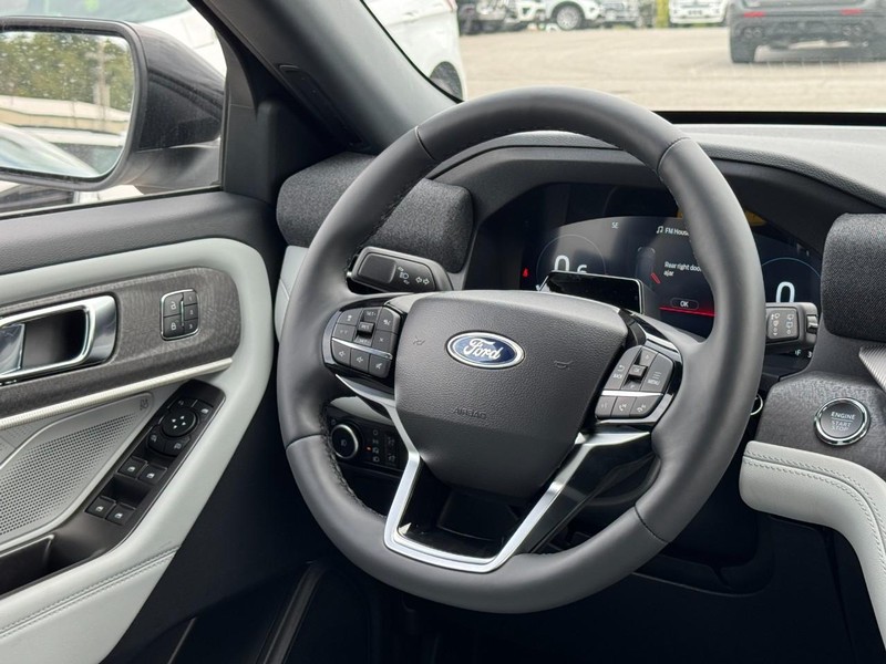 Ford Explorer Vehicle Full-screen Gallery Image 8