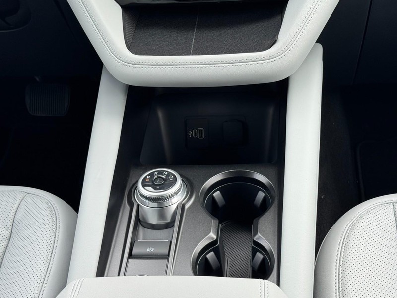 Ford Explorer Vehicle Full-screen Gallery Image 10