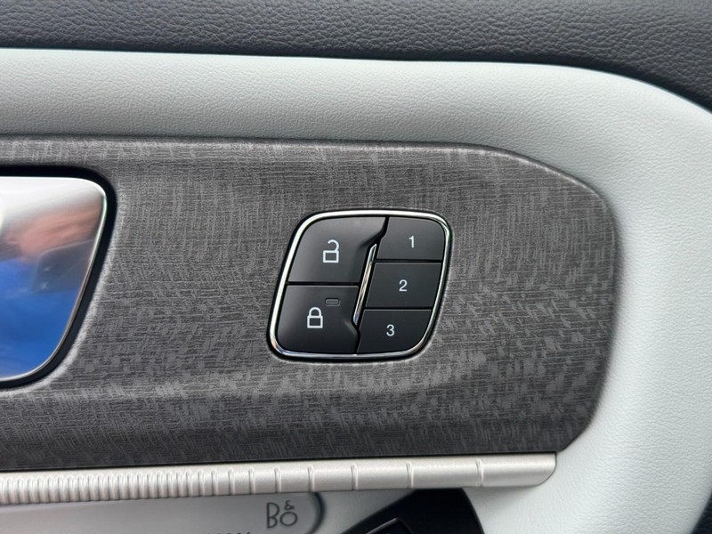 Ford Explorer Vehicle Full-screen Gallery Image 11