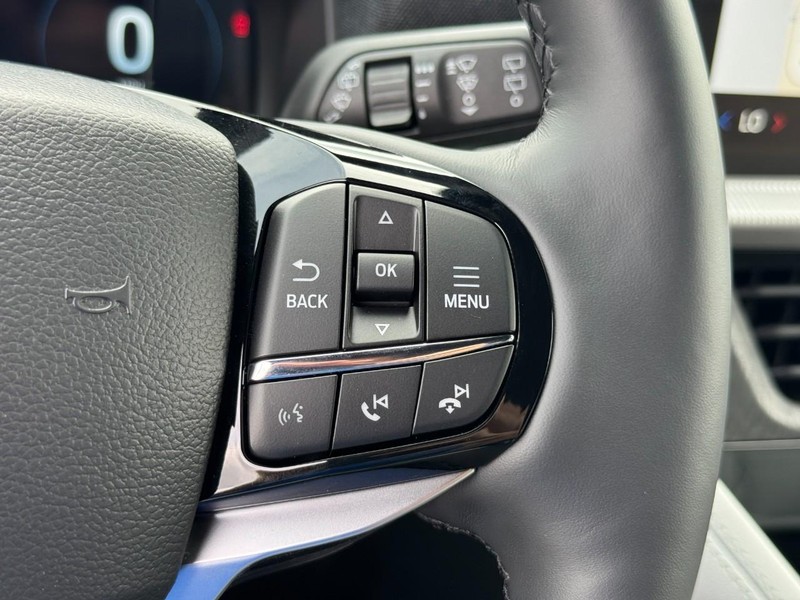 Ford Explorer Vehicle Full-screen Gallery Image 13