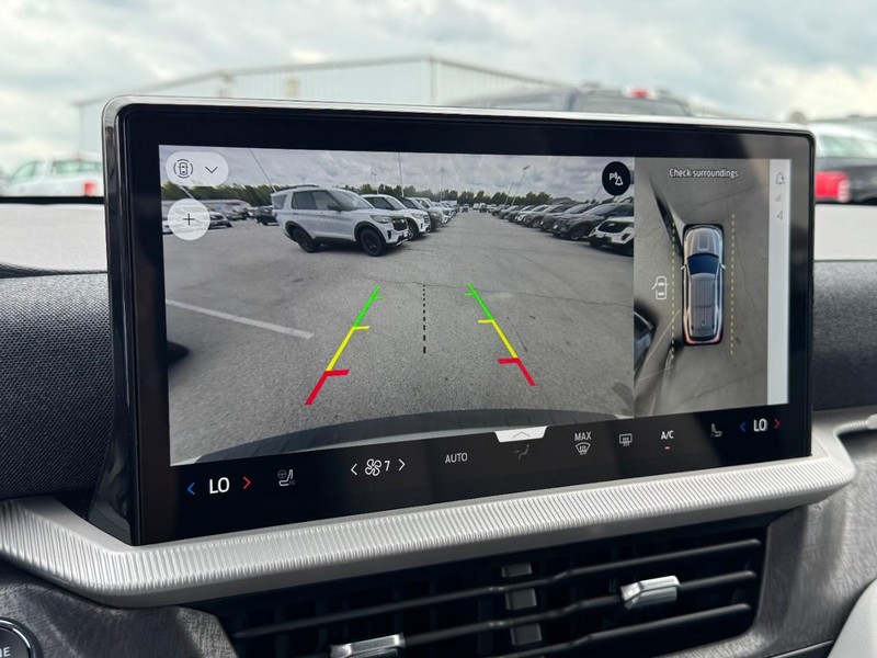 Ford Explorer Vehicle Full-screen Gallery Image 16