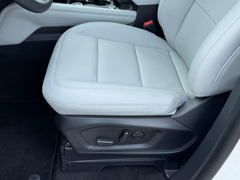 Ford Explorer Vehicle Full-screen Gallery Image 17