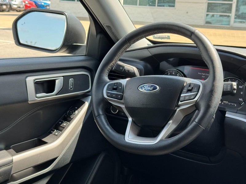 Ford Explorer Vehicle Image 12