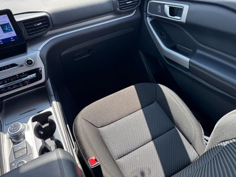 Ford Explorer Vehicle Image 15
