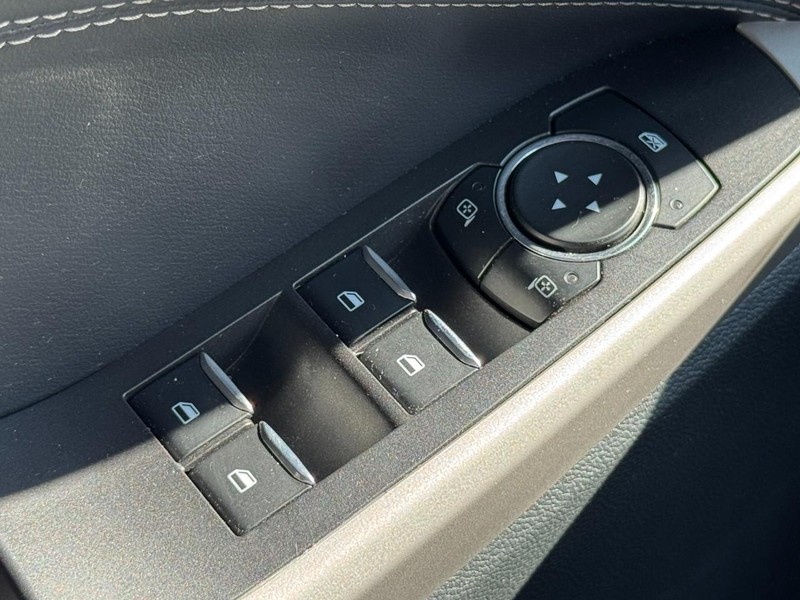 Ford Explorer Vehicle Image 21