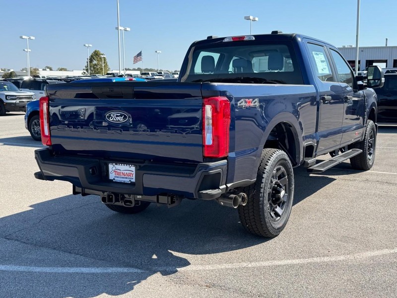 Ford Super Duty F-250 SRW Vehicle Full-screen Gallery Image 3