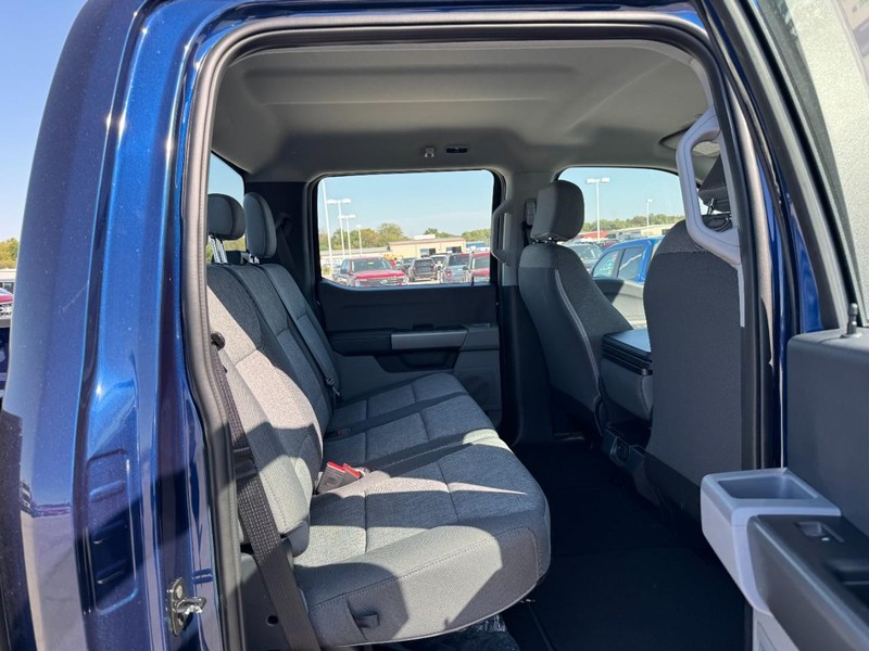 Ford Super Duty F-250 SRW Vehicle Full-screen Gallery Image 5