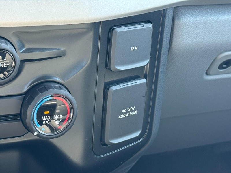 Ford Super Duty F-250 SRW Vehicle Full-screen Gallery Image 12