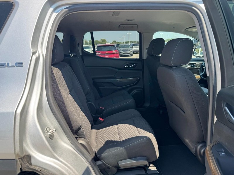GMC Acadia Vehicle Image 10